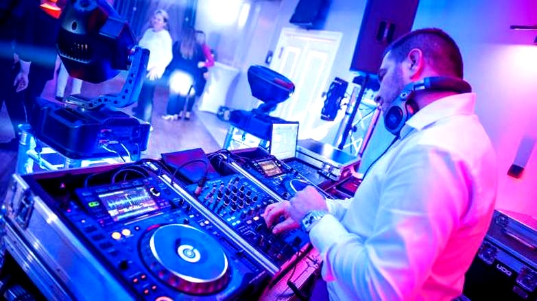 Ile bierze DJ za imprezę? Cennik i 5 sposobów, by nie przepłacić