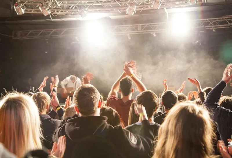 Ile naprawdę kosztuje koncert disco polo? Sprawdź ceny i ukryte wydatki!