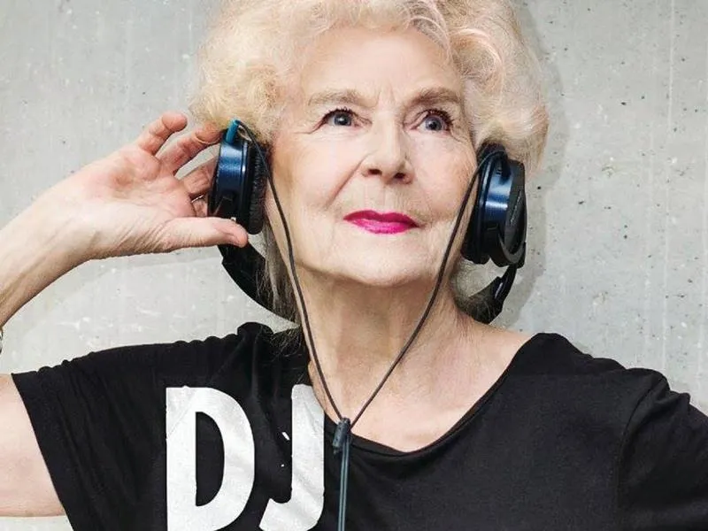 Ile naprawdę zarabia DJ w Polsce? Poznaj realne stawki i ukryte koszty!