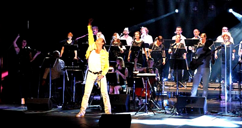 Ile trwa koncert Queen Symfonicznie? Program, przerwa i finał koncertu