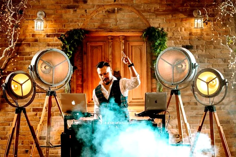 Ile zapłacisz za dj na wesele? od 4500 zł — pakiety, koszty i porady