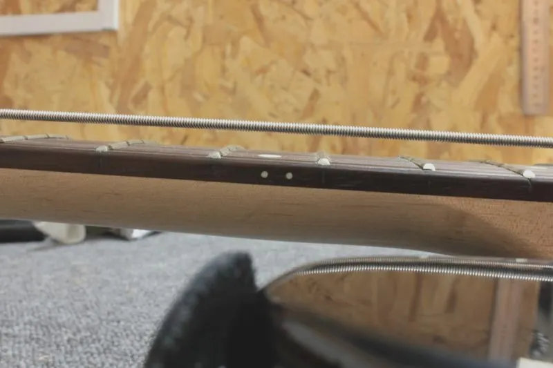 Jak akcja strun w gitarze elektrycznej kształtuje brzmienie i technikę gry