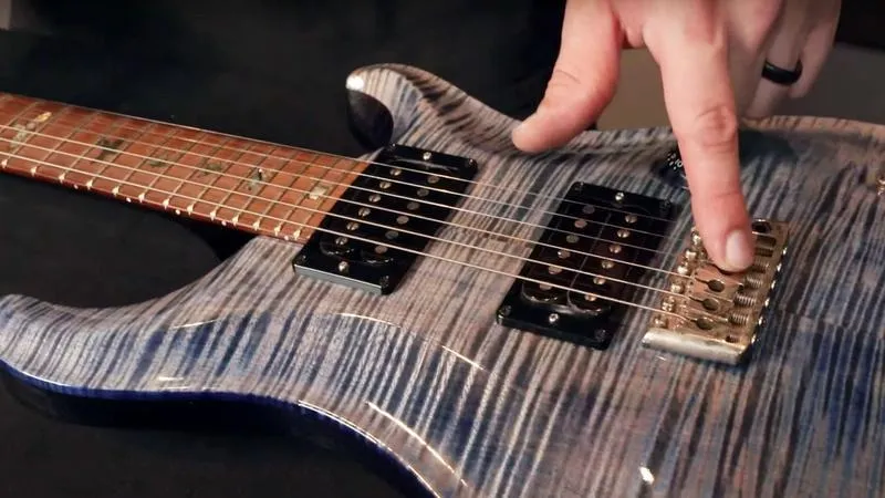 Jak założyć struny w gitarze elektrycznej bez typowych błędów