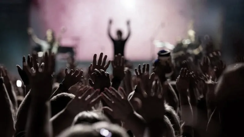 Jak zaplanować wyjście na koncert? Czas trwania i najlepsze porady
