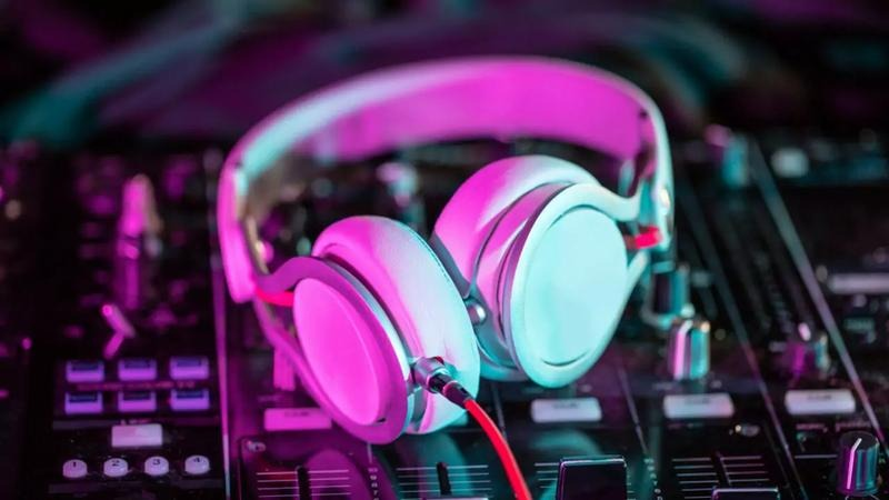 Muzyka elektroniczna lat 80. – ikony, brzmienie i wpływ na kulturę