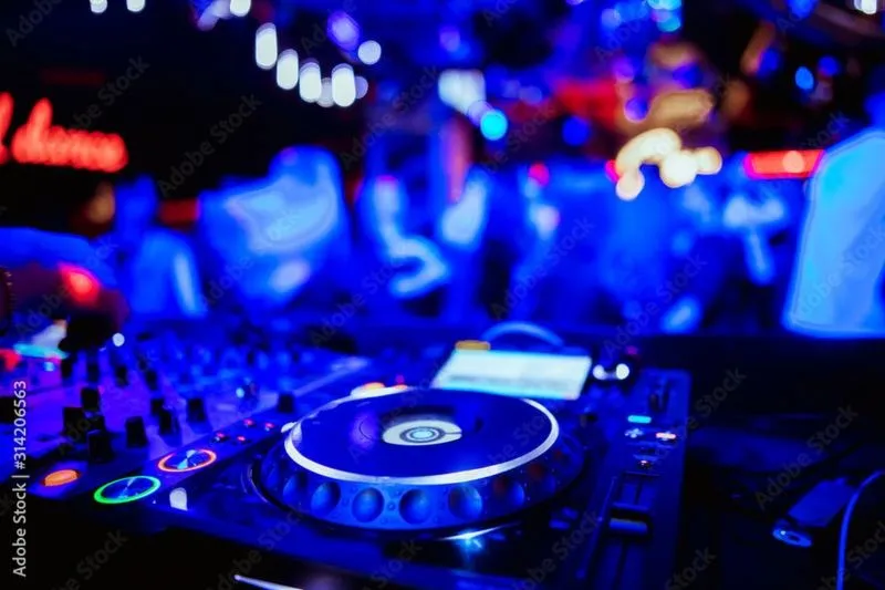 Set DJ-ski: co to jest i jak tworzyć porywające miksy?