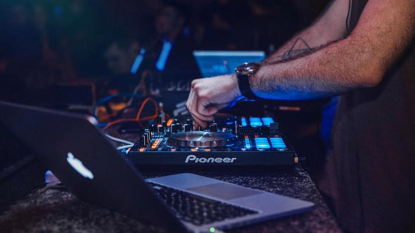 Praca DJ-a